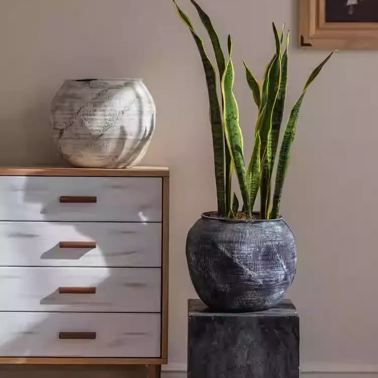 Sierra Round Magnesium Clay Planter